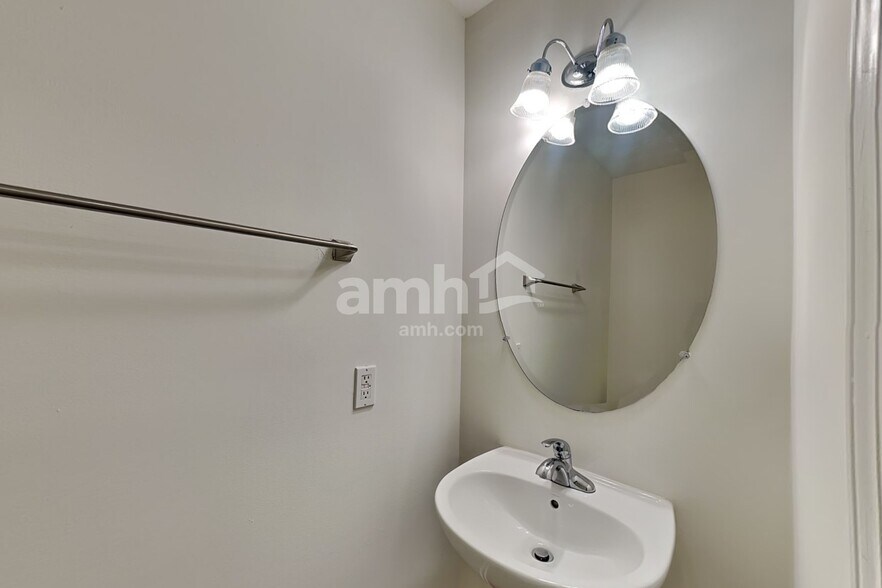 Building Photo - 2641 Farmstead Ct