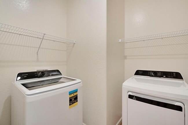 Building Photo - 2143 N Renn Ave