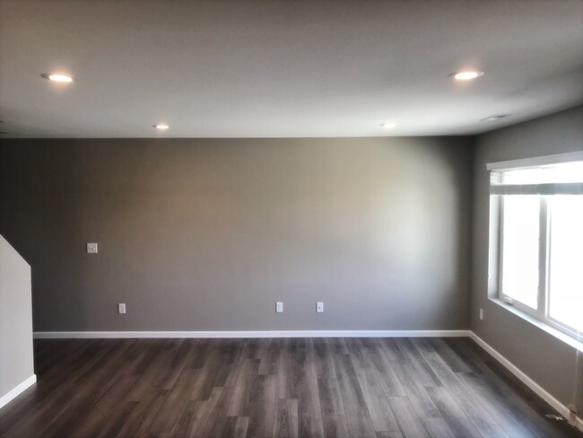 Building Photo - NEW Twin Home in Lakewood!