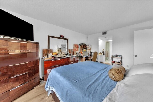 Building Photo - 500 SW 130th Terrace