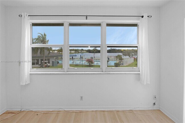 Building Photo - 2223 Park Ln