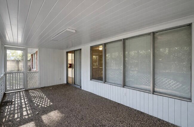 Building Photo - 205 E Crestmont Dr