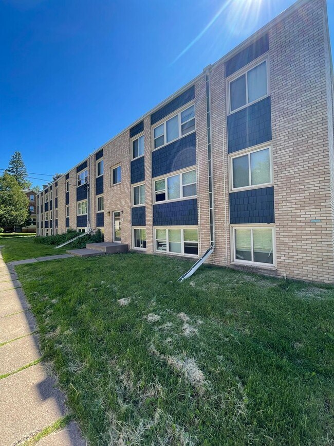 Building Photo - Available June 1st 2026 - Bright, Spacious 1 Bedroom Apartment - Conveniently Located!