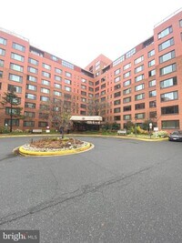 Building Photo - 1021 Arlington Blvd