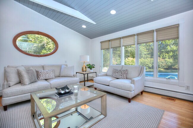 Building Photo - 19 Woodchuck Ct