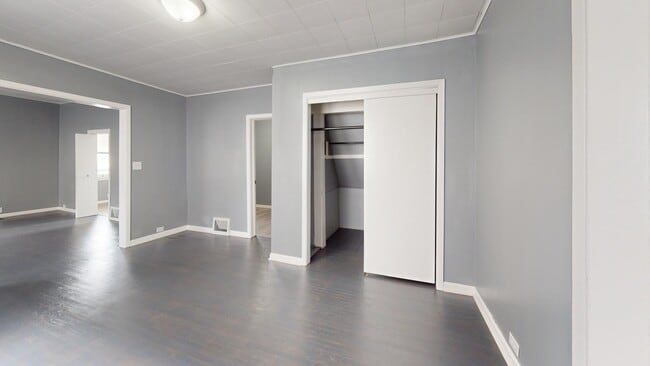 Building Photo - ** AVAILABLE OCTOBER 2025 *** Old Brooklyn...