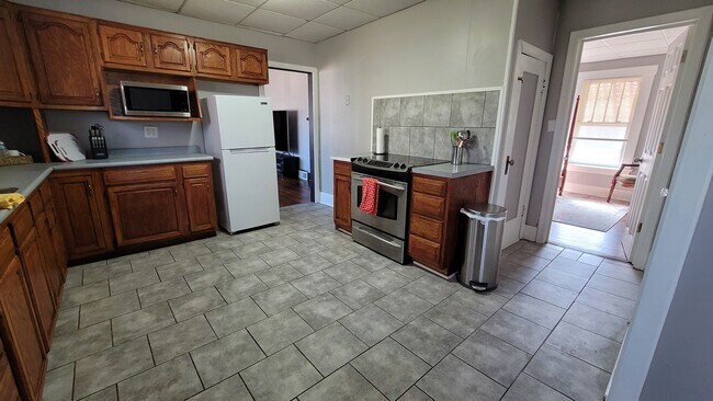 Building Photo - 1601 N Broadway St