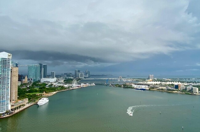 Building Photo - 808 Brickell Key Dr