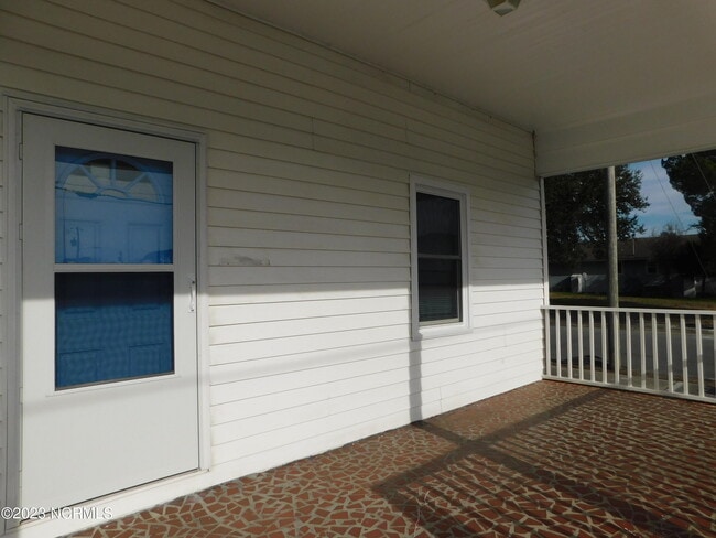 Building Photo - 719 Cedar St