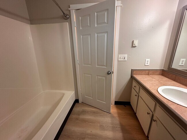 Building Photo - 912-916 NE Hacienda Ct