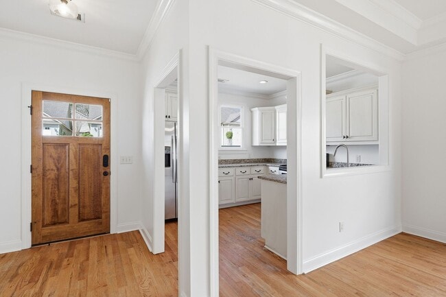 Building Photo - Charming Auburn Home!