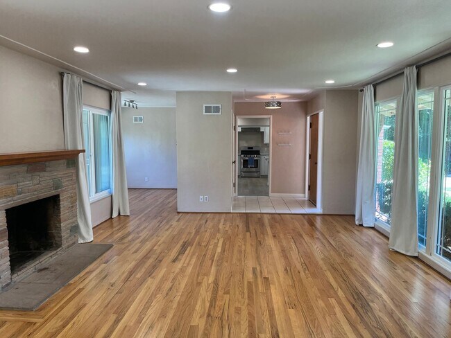 Building Photo - Los Gatos Living Just Minutes from Downtown & New Whole Foods