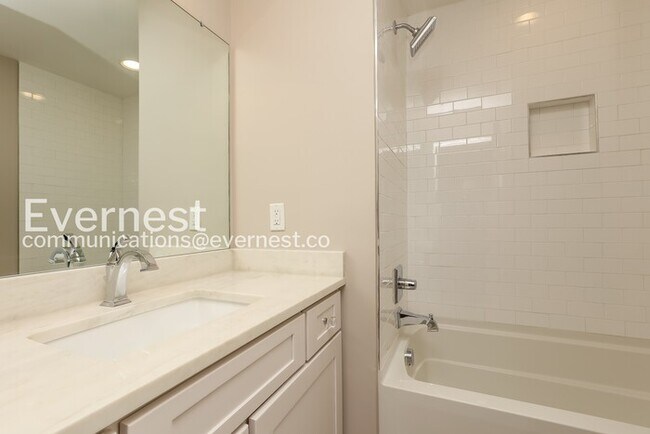 Building Photo - Limited Time Special Offer / 3 Bed/2.5 Bath Townhome with Garage / Pet-Friendly / Vouchers Accept...