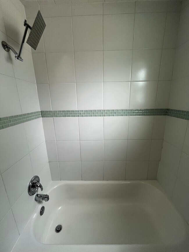 Building Photo - 1904 E 10th St