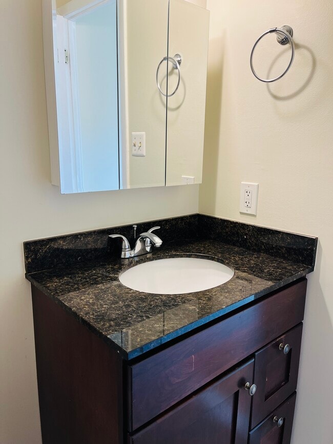 Building Photo - 2 Wimbledon Ln