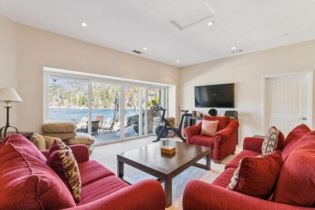 Building Photo - 716 Oak Point