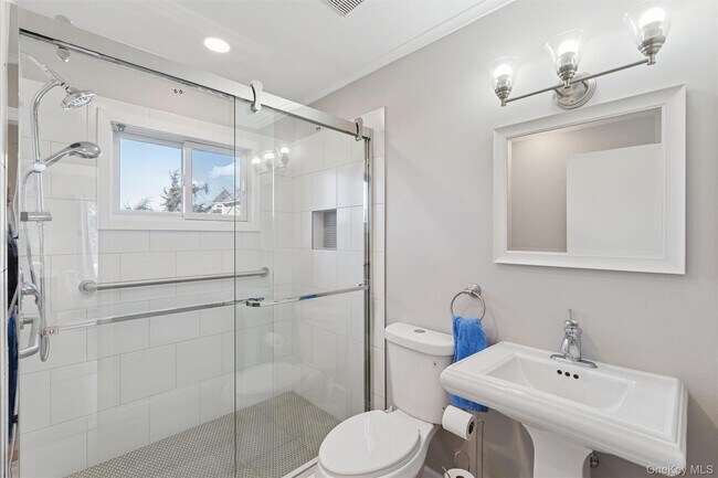 Building Photo - 7 Cove Ln