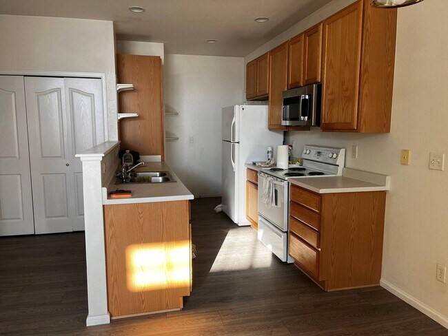 Building Photo - Spacious Townhouse Available in Lafayette