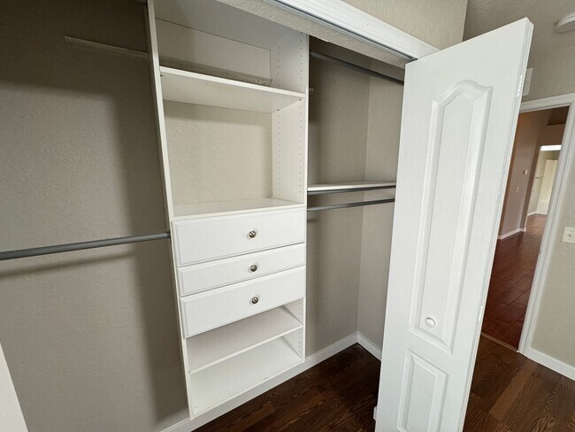 Building Photo - Spacious 4 Bedroom / 3 Bathroom Home in Davenport