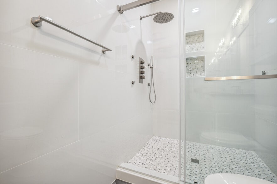 Master shower with 6-Jet spray system - 428 W Solidelle St