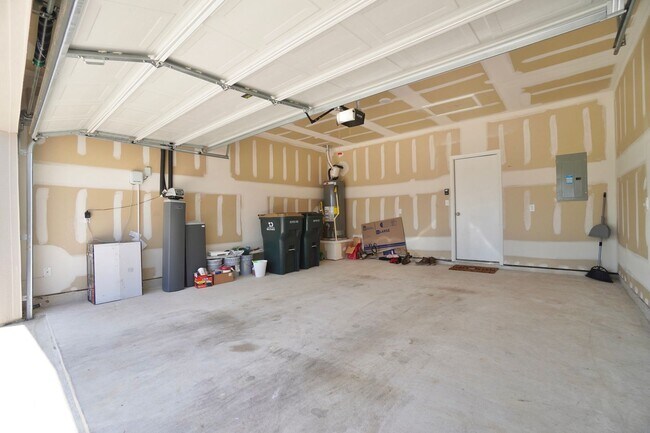 Building Photo - 221 Lime St