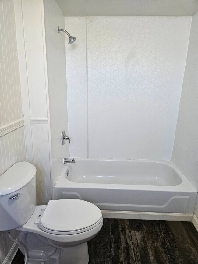 Building Photo - WOW! Look at this property ! You cant beat this price!