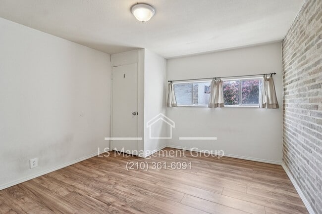 Building Photo - 408 Ira Ave