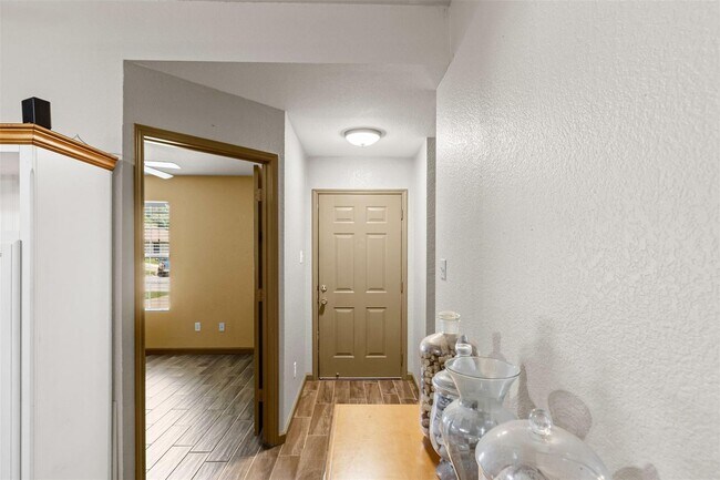 Building Photo - Welcome to this inviting 3-bedroom, 2-bath...