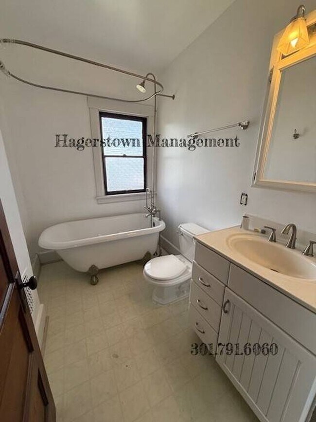 Building Photo - Beautiful 3 BR 1 BA Duplex