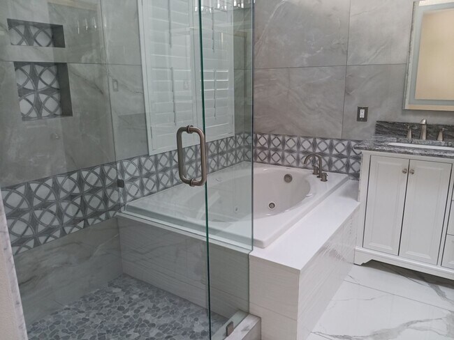 Building Photo - 3 Bedroom, 2 Bathroom Home! Schedule a Showing Soon!