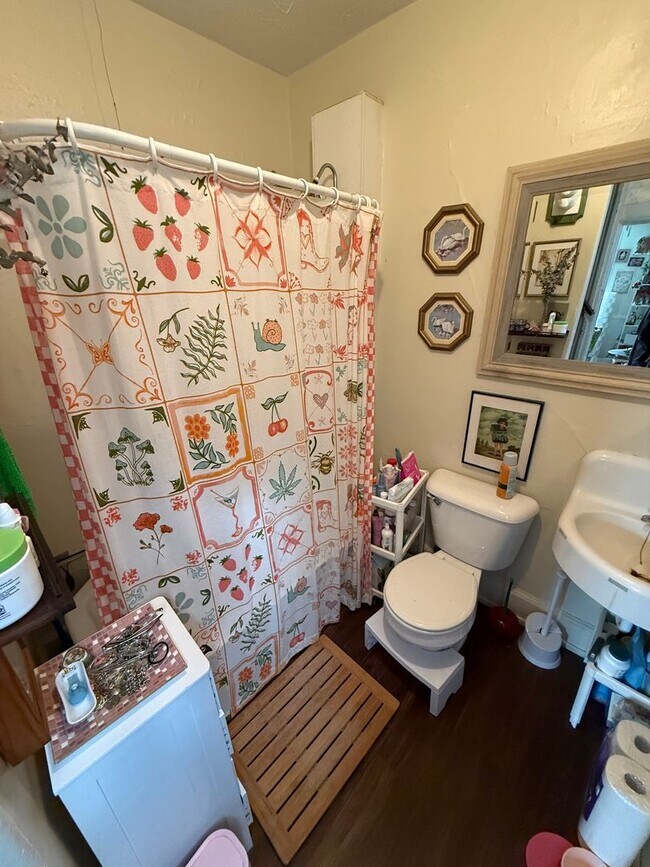 Building Photo - 2661-61B N Fratney St