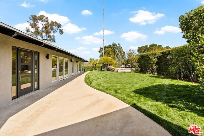 Building Photo - 2058 Westridge Rd