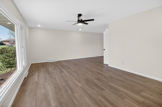 Building Photo - 1022 Queen Ann Dr