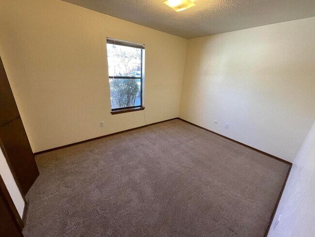Building Photo - 2817 Palo Verde Dr NE