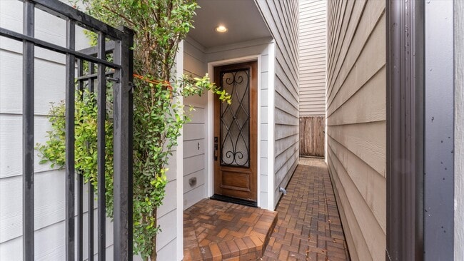 Building Photo - 922 W 20th St