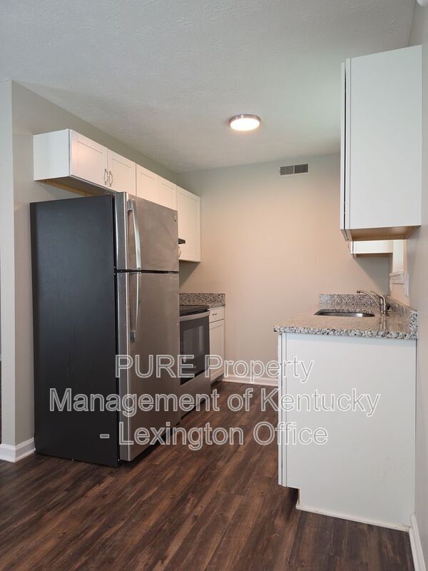 Building Photo - 3793 Camelot Dr
