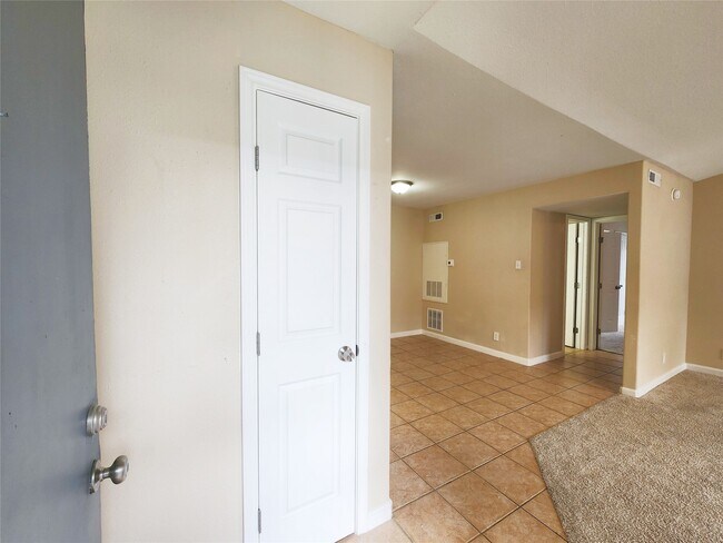 Building Photo - 17401 Red Oak Dr
