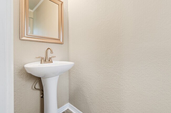 Building Photo - Gorgeous 5 bedroom, 2.5 bath House on a .88 Acre Lot in Fort Smith!