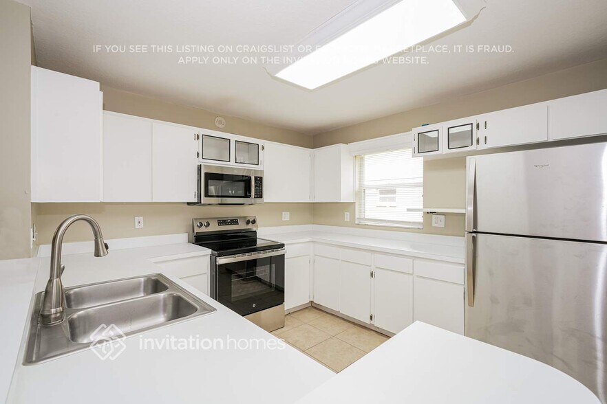 Building Photo - 28423 Meadowrush Way