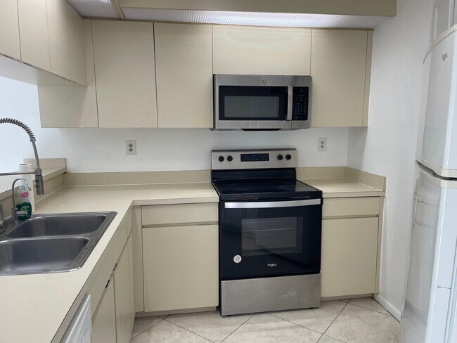 Building Photo - 3666 Victoria Dr