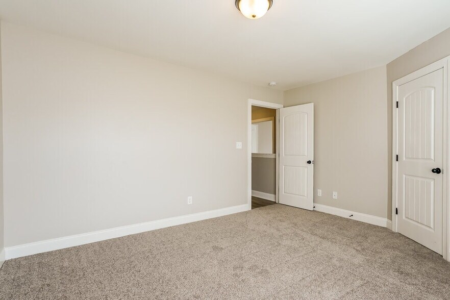 Building Photo - 56 Oakton Dr