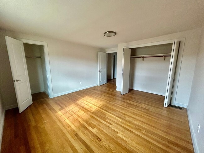 Building Photo - 2 Bedroom In Meadowthorpe !