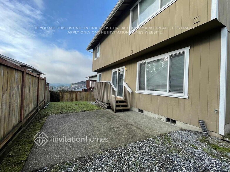 Building Photo - 1608 St Ct E