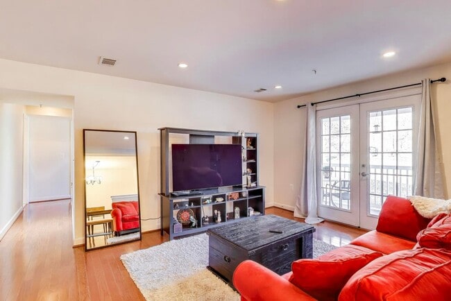 Building Photo - Light-filled 2bd/2ba right on S Four Mile Run $2850