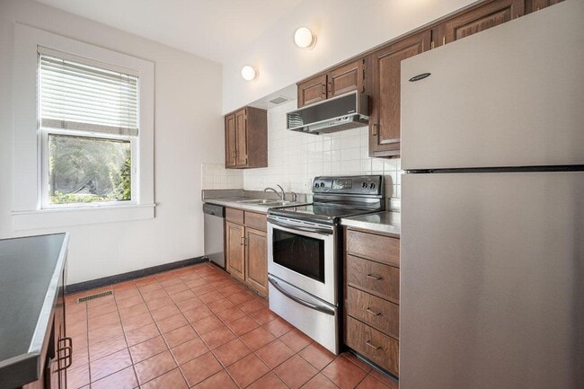 Building Photo - 561 S 5th St