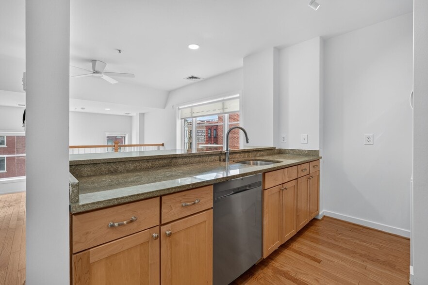 Building Photo - 875 N St NW