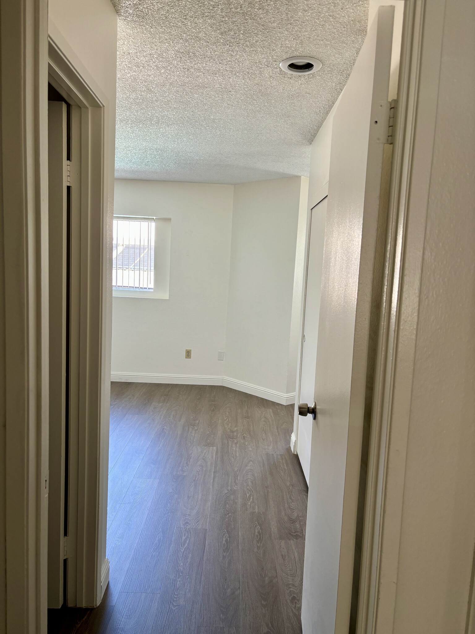 Building Photo - 2427 S Fern Ave