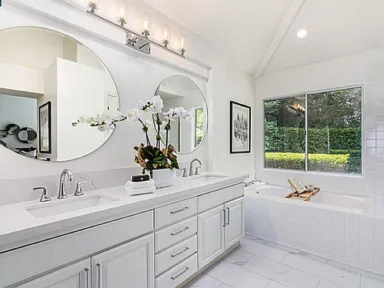 Master Bath - 15 Hillview Ct