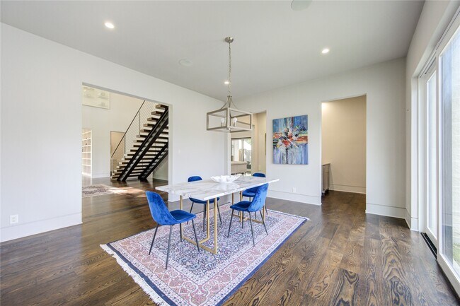 Building Photo - 5202 Chesapeake Way