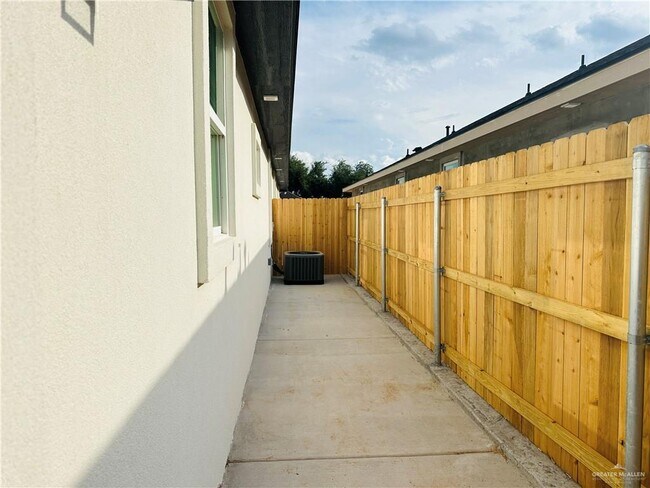 Building Photo - 1101 Sugar Gdn Dr